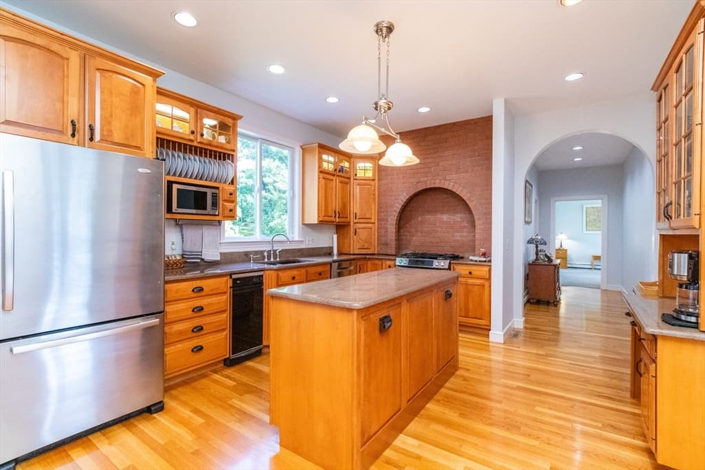 25 Windsor Dr, Foxboro MA 02035 photo 2