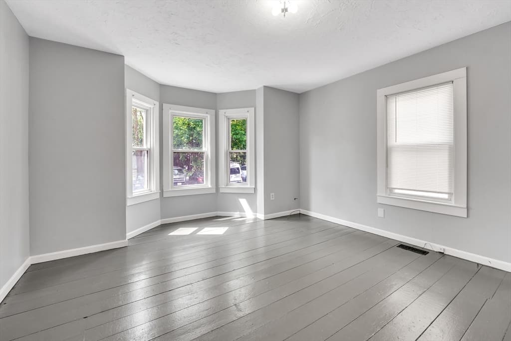 28 Institute St, Fitchburg MA 01420 photo 3