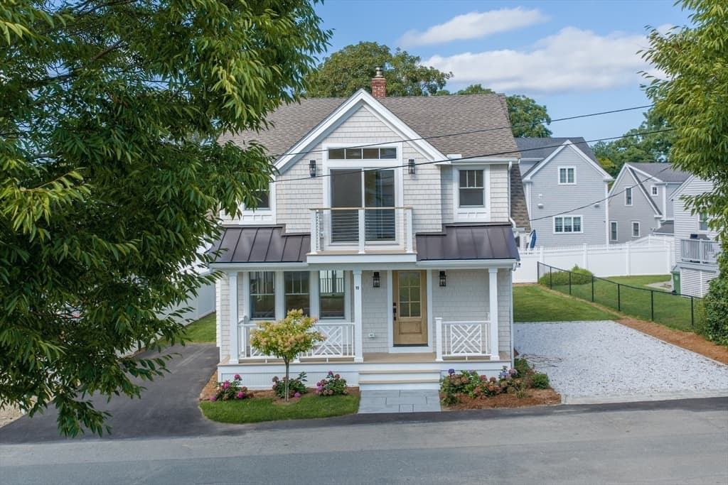 10 Vesper Ave, Falmouth MA 02540