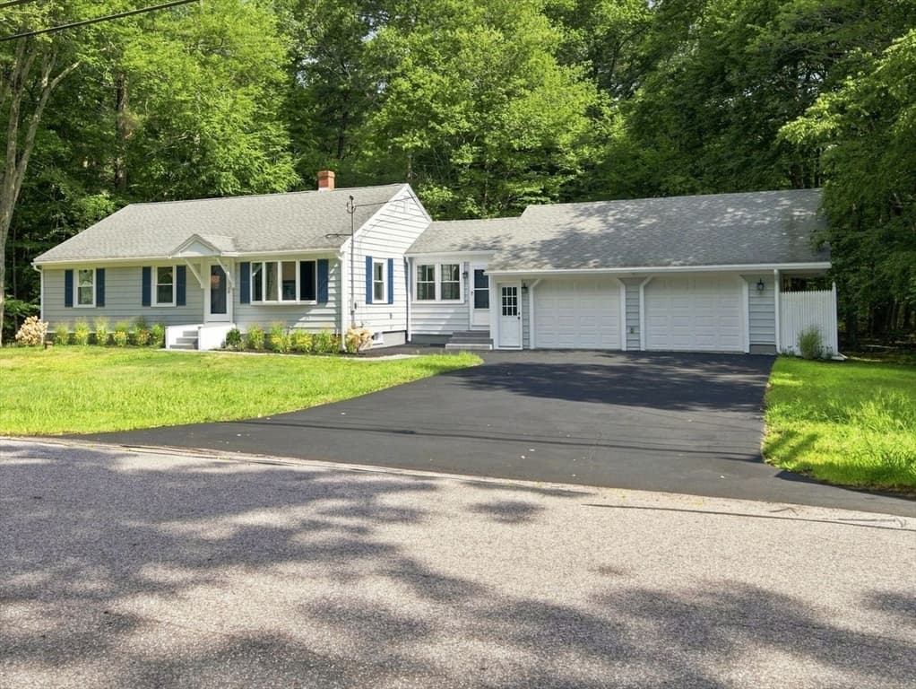 17 Drinkwater Rd, Hampton Falls NH 03844