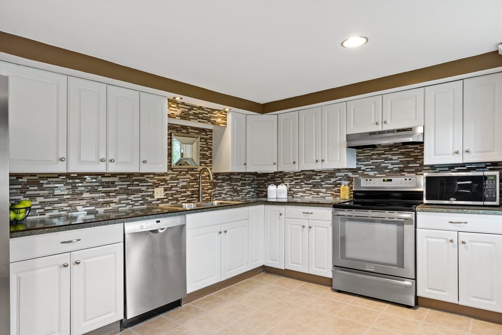 124 Watuppa Ave, Somerset MA 02726 photo 2