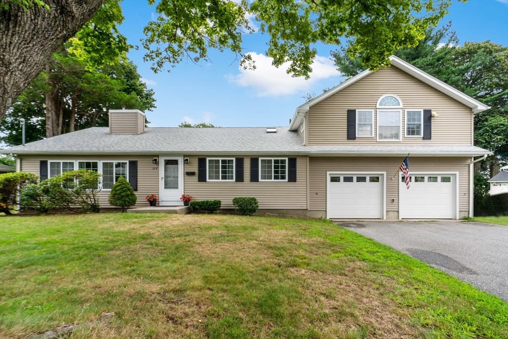 124 Watuppa Ave, Somerset MA 02726