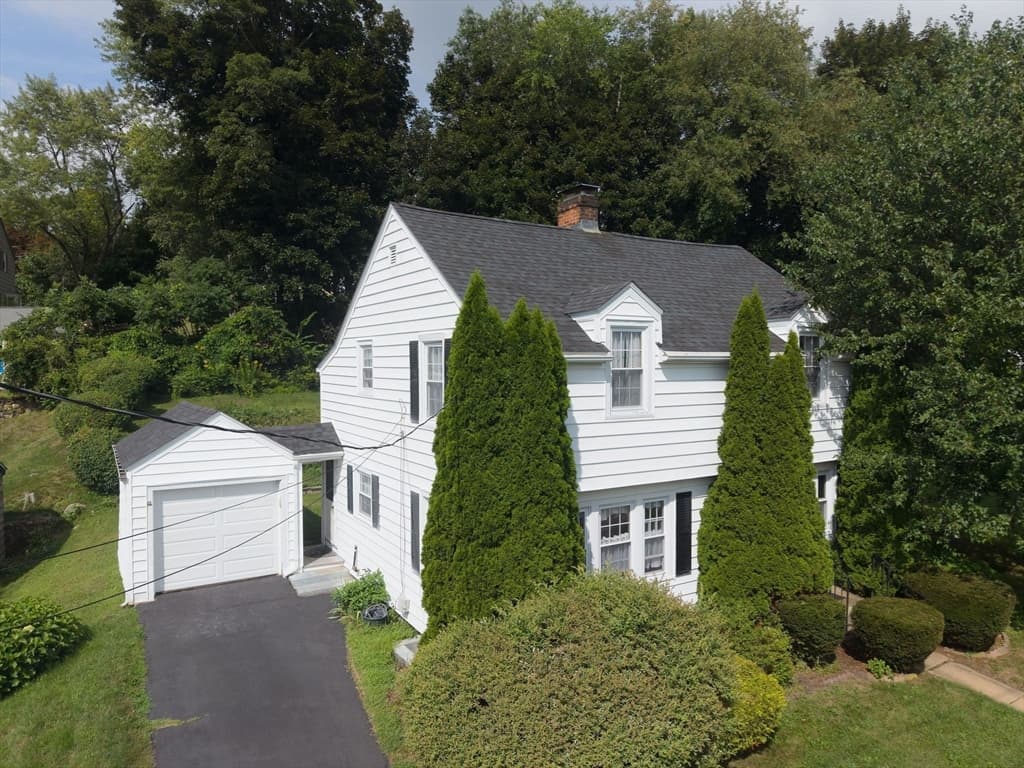 25 Westwood Pkwy, Southbridge MA 01550