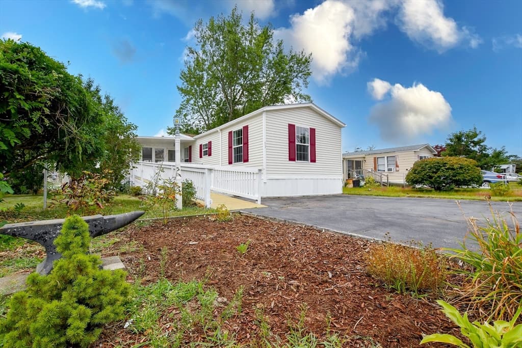 13 Madeline St, Wareham MA 02538