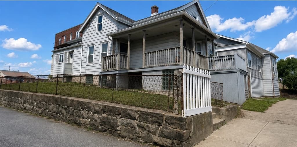 21 Everett St, Fall River MA 02723 photo 2
