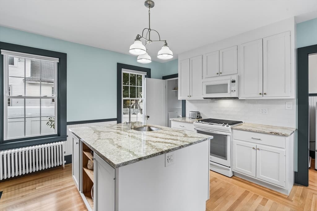 128 W Spruce St, Milford MA 01757 photo 9
