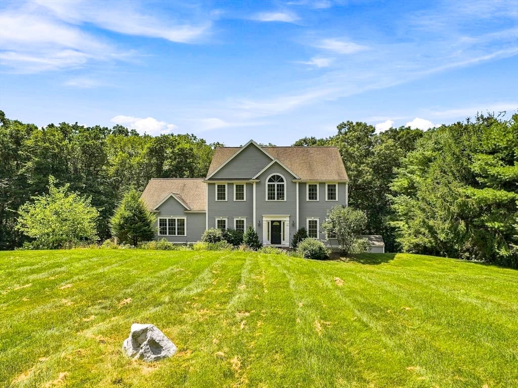 161 South St, Upton MA 01568 photo 2