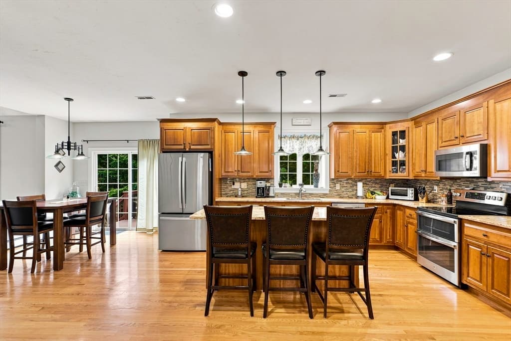 161 South St, Upton MA 01568 photo 5