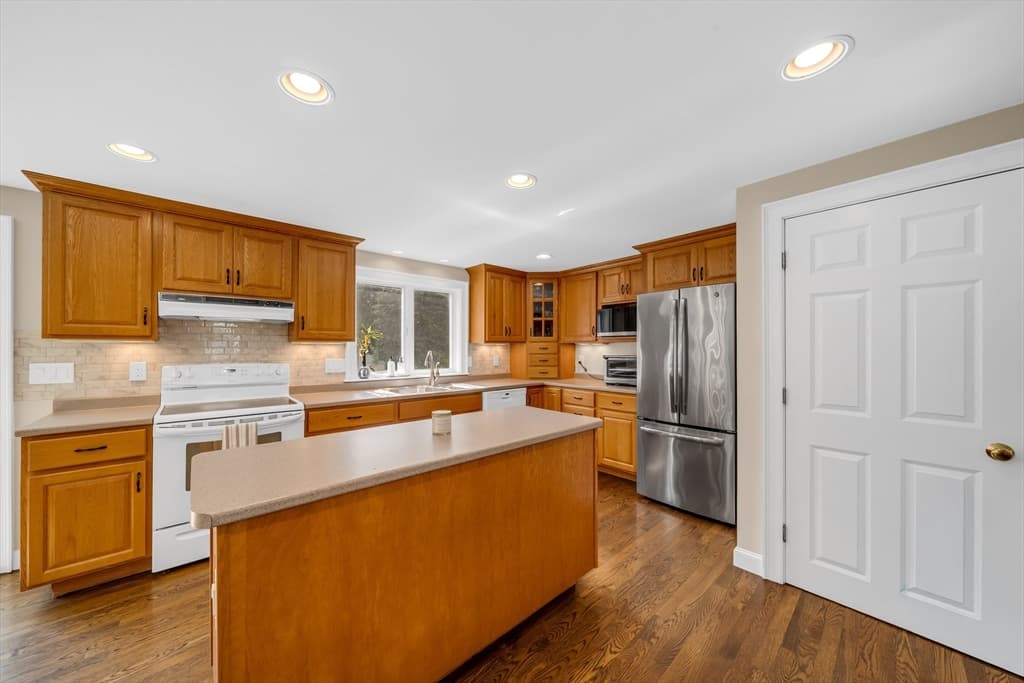 18 Miland Ave, Chelmsford MA 01824 photo 4