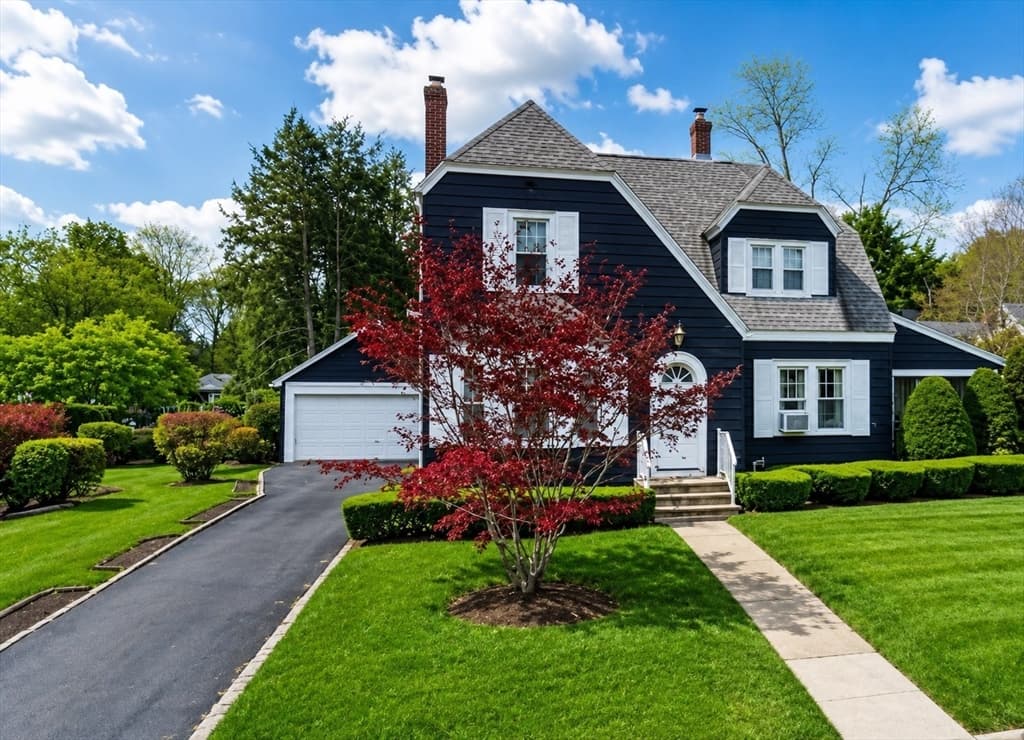 24 Lindbergh Ave, Holyoke MA 01040