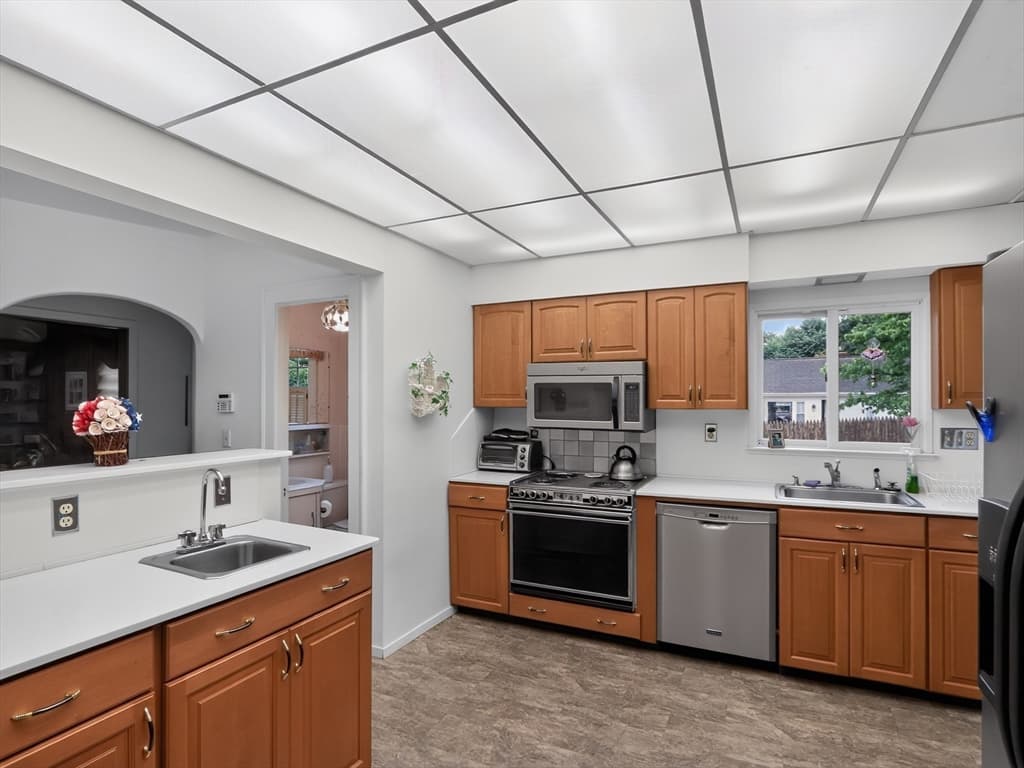 24 Lindbergh Ave, Holyoke MA 01040 photo 9