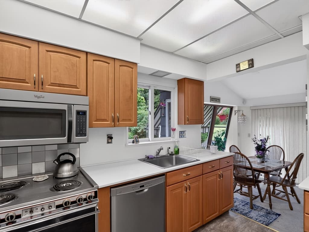 24 Lindbergh Ave, Holyoke MA 01040 photo 10