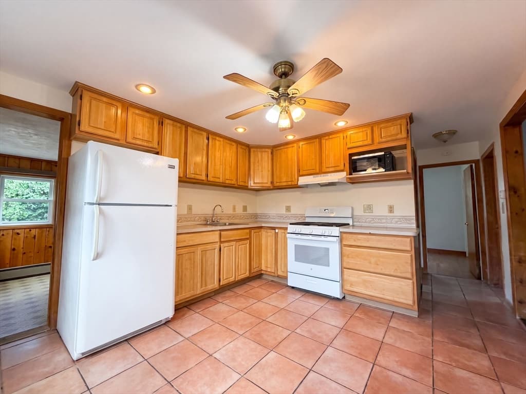17 Monarch St, Lowell MA 01854 photo 2