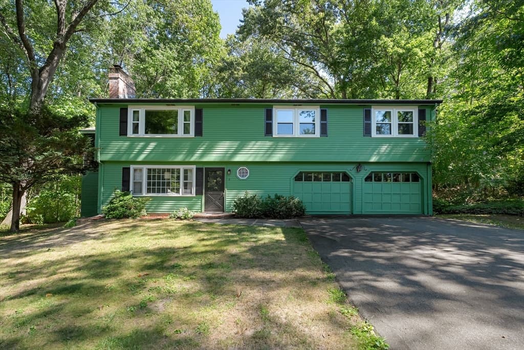 8 Dana Rd, Bedford MA 01730