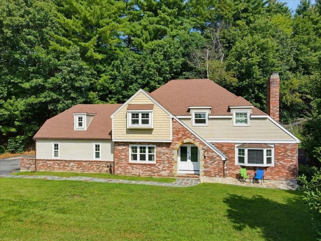 95 Jewett St, Pepperell MA 01463