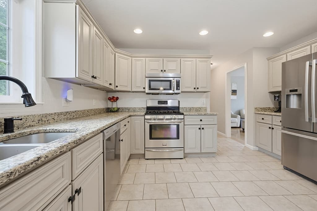 28 Roland Way, Milford MA 01757 photo 5