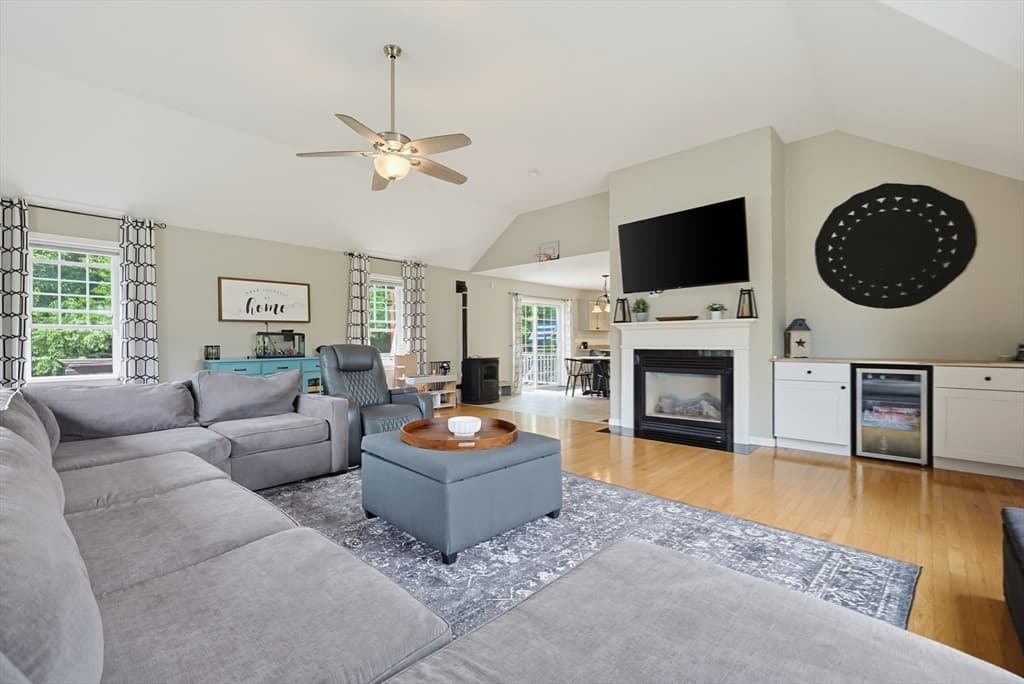 28 Roland Way, Milford MA 01757 photo 9