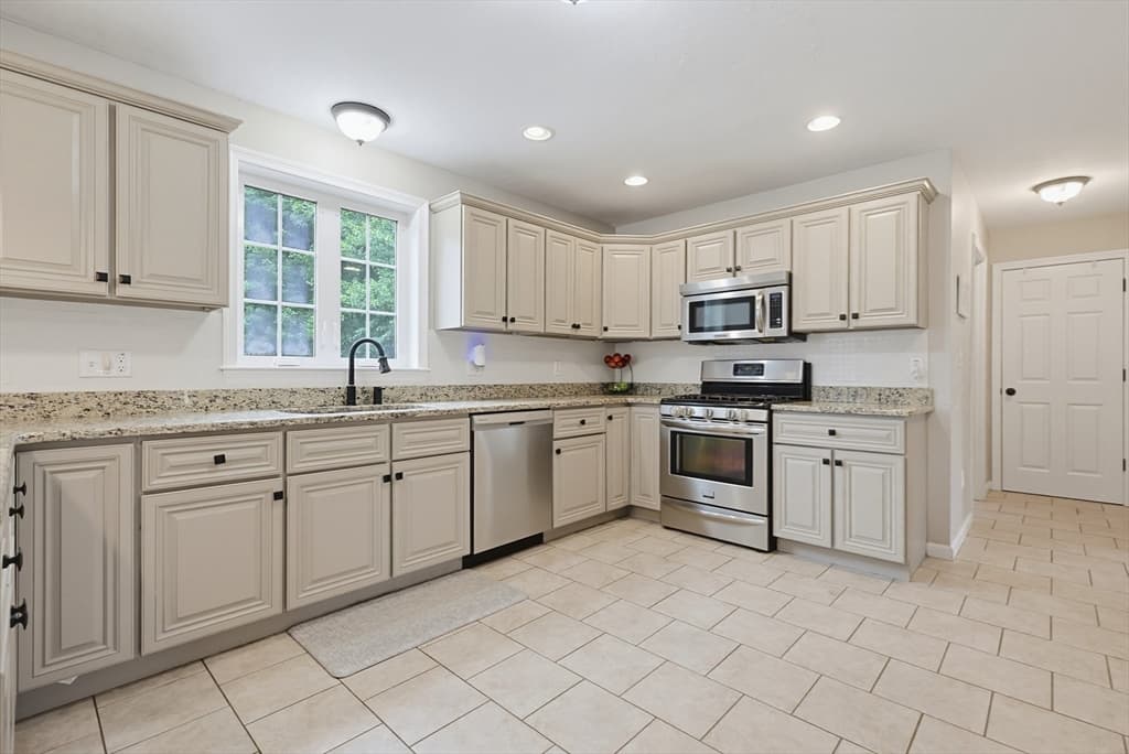 28 Roland Way, Milford MA 01757 photo 4