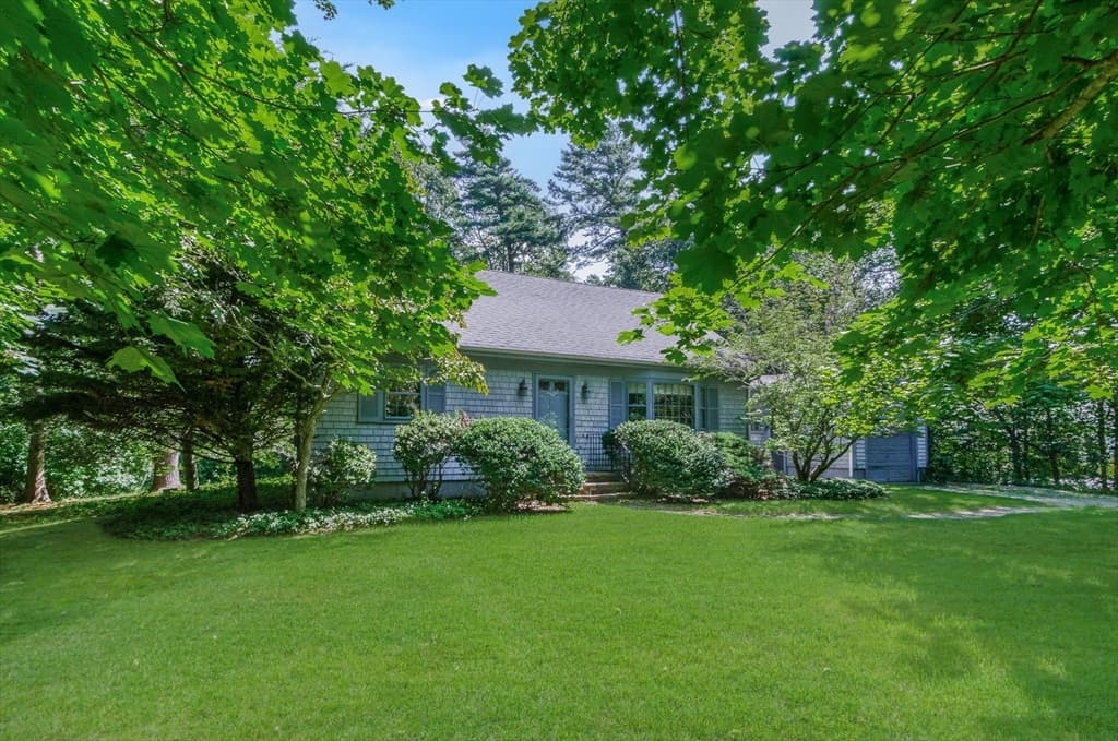 7 Tupola Ln, Mattapoisett MA 02739