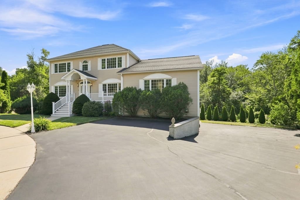 9 Sullivan Cir, Stoneham MA 02180 photo 3