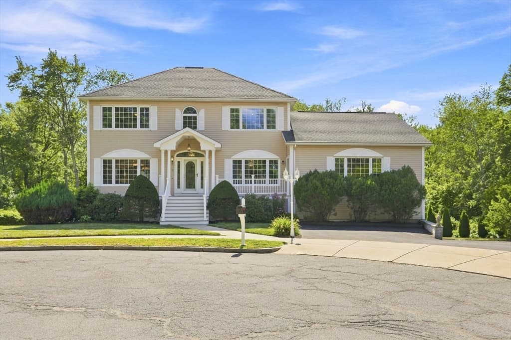 9 Sullivan Cir, Stoneham MA 02180