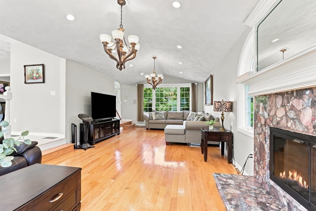 9 Sullivan Cir, Stoneham MA 02180 photo 14