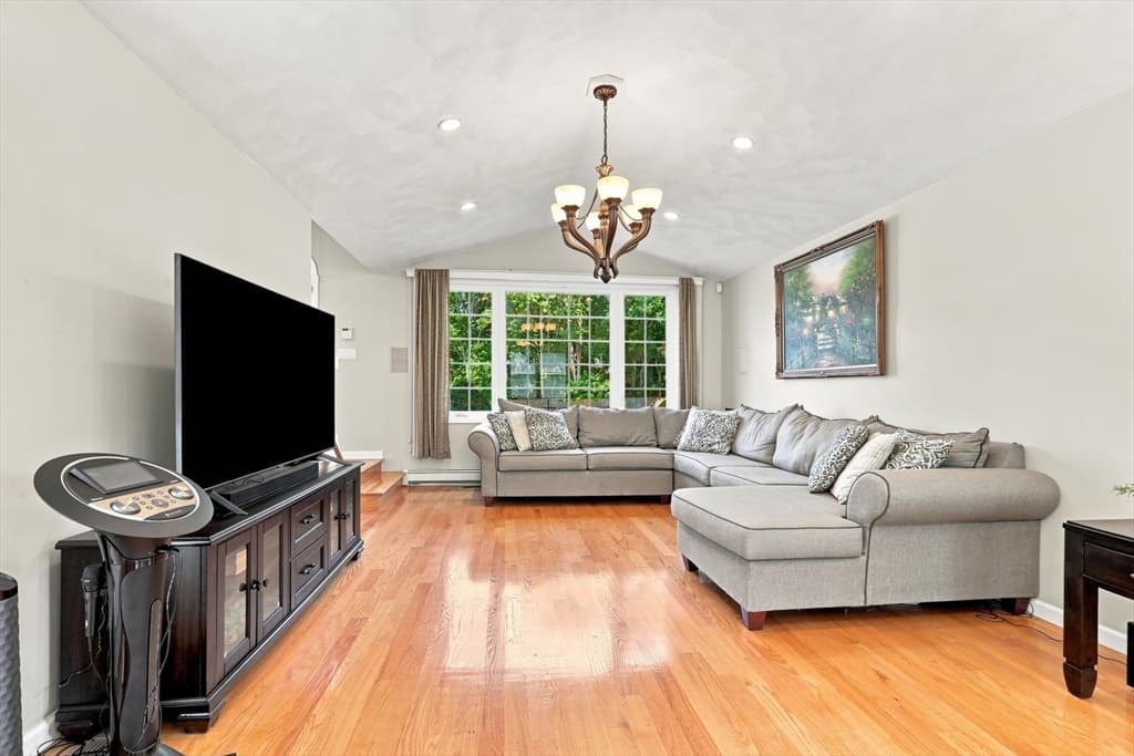 9 Sullivan Cir, Stoneham MA 02180 photo 15