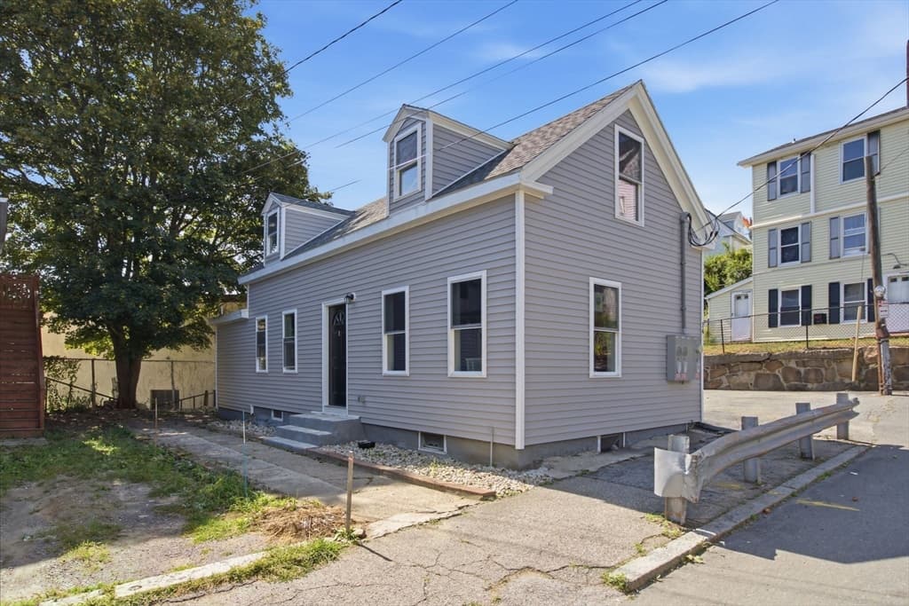 14 Staten St, Gloucester MA 01930