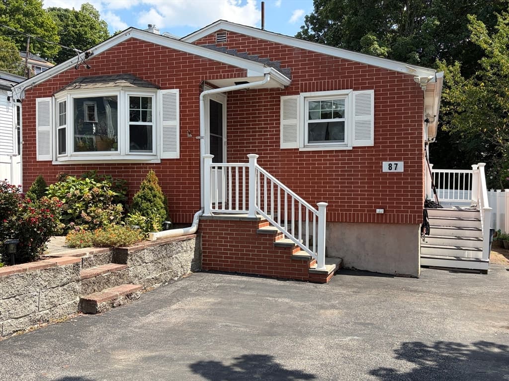 87 Pine Hill Cir, Waltham MA 02451