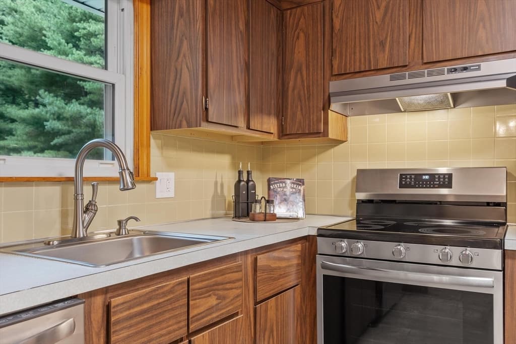 156 Mill St, Burlington MA 01803 photo 17