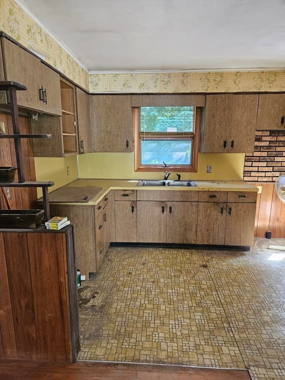 37 Academy St, Chicopee MA 01013 photo 5