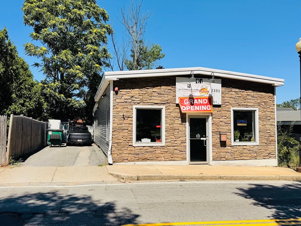 9 Sterling St, Clinton MA 01510