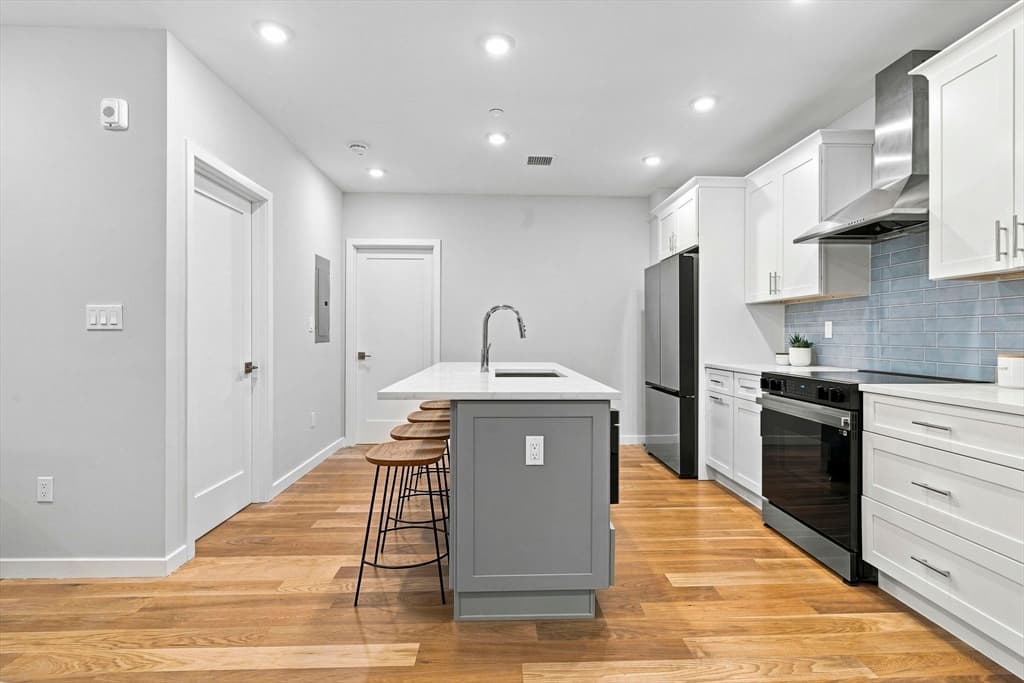 267 Old Colony # 206, Boston MA 02127 photo 3