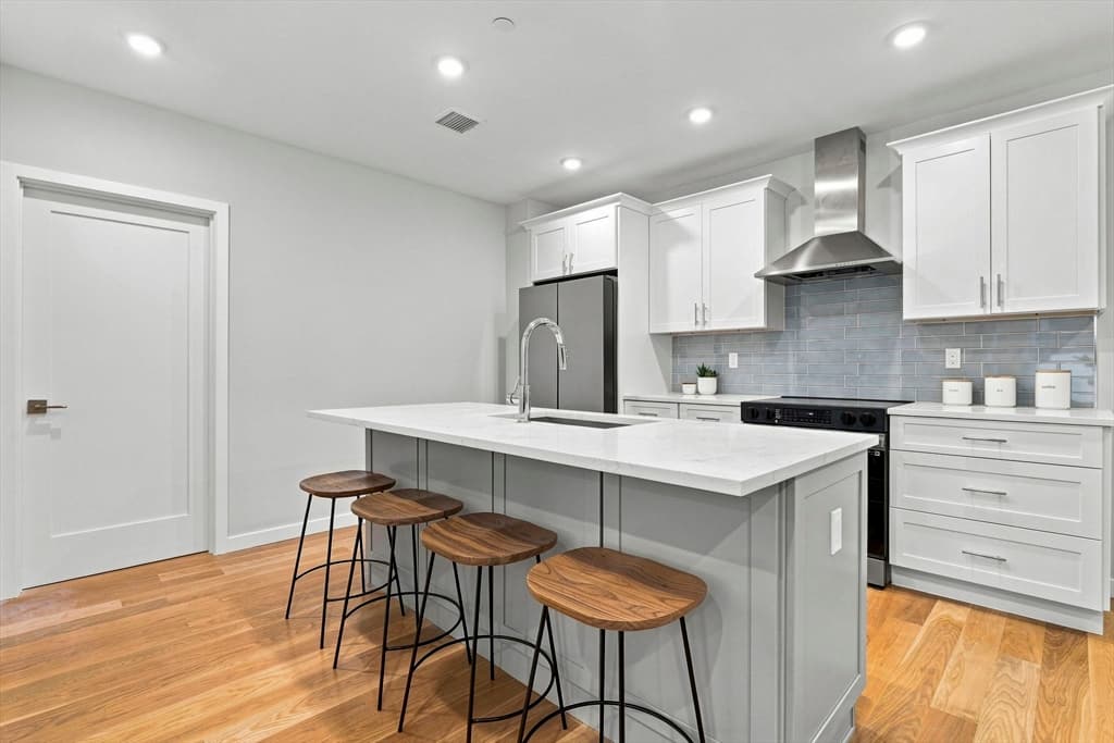 267 Old Colony # 206, Boston MA 02127