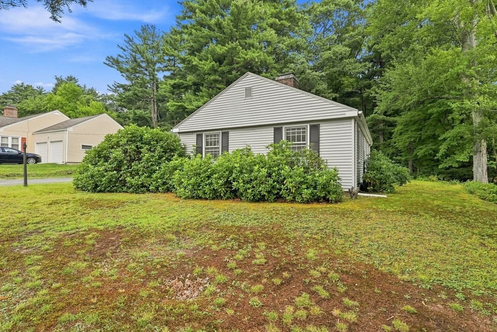 92 Oak Hollow Rd, Springfield MA 01128 photo 2