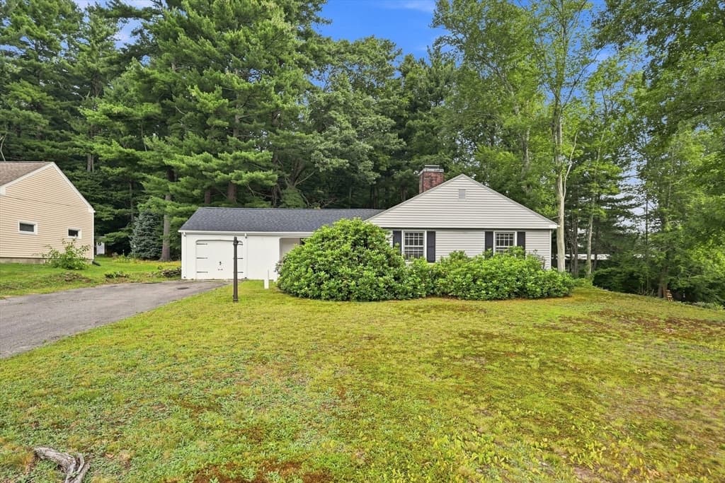 92 Oak Hollow Rd, Springfield MA 01128