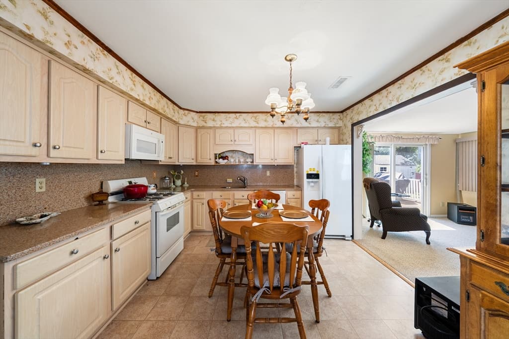 136 Laurie Ln, Lowell MA 01854 photo 12