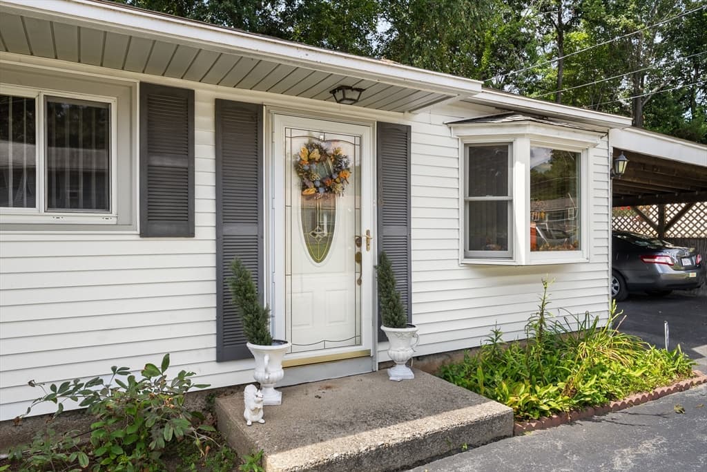 136 Laurie Ln, Lowell MA 01854 photo 3