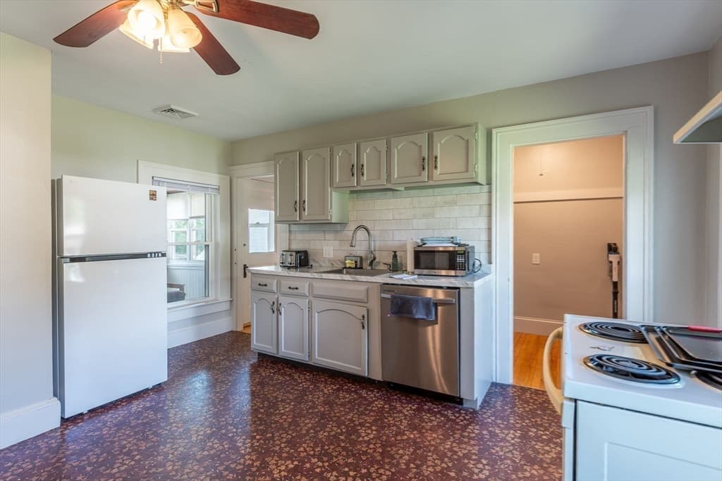 1136 N Pleasant St, Amherst MA 01002 photo 27