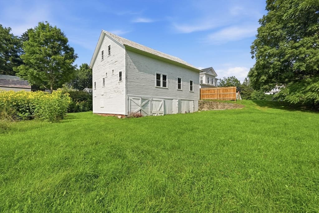 1136 N Pleasant St, Amherst MA 01002 photo 9