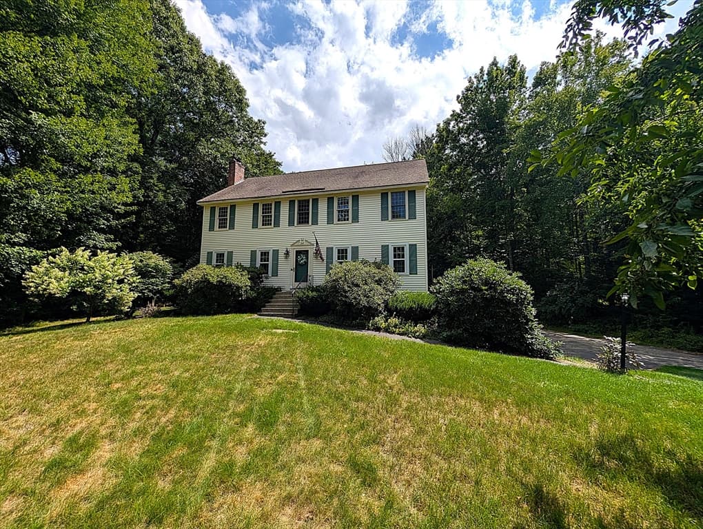 2 Nutfield Dr, Londonderry NH 03053 photo 3