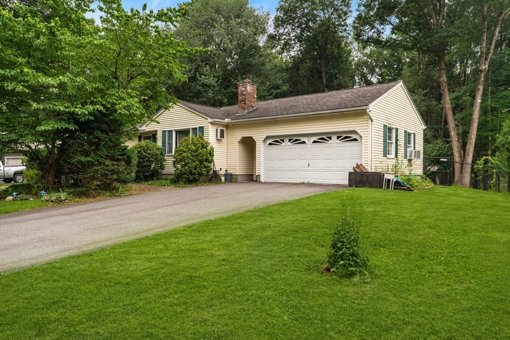 22 Carillon Circle, Easthampton MA 01027