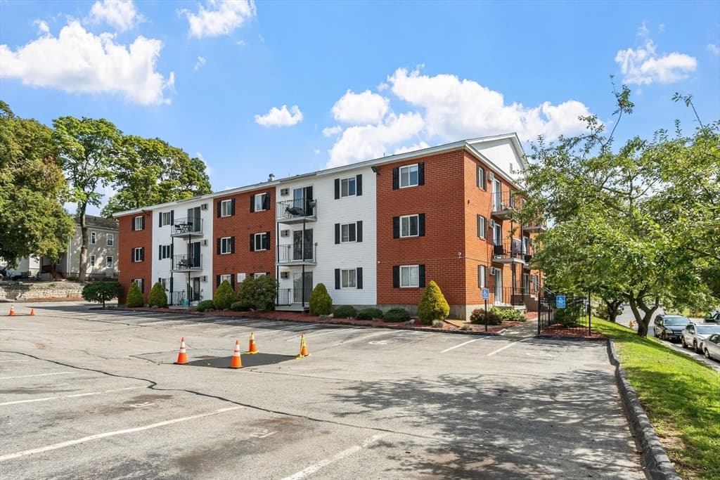 56 Edgeworth # 16, Worcester MA 01605