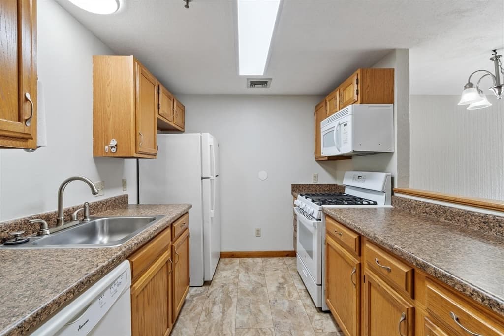 Condominium at 70 West Meadow Road Bldg 74 # 10, Haverhill MA 01832, Haverhill, photo 6 of 29
