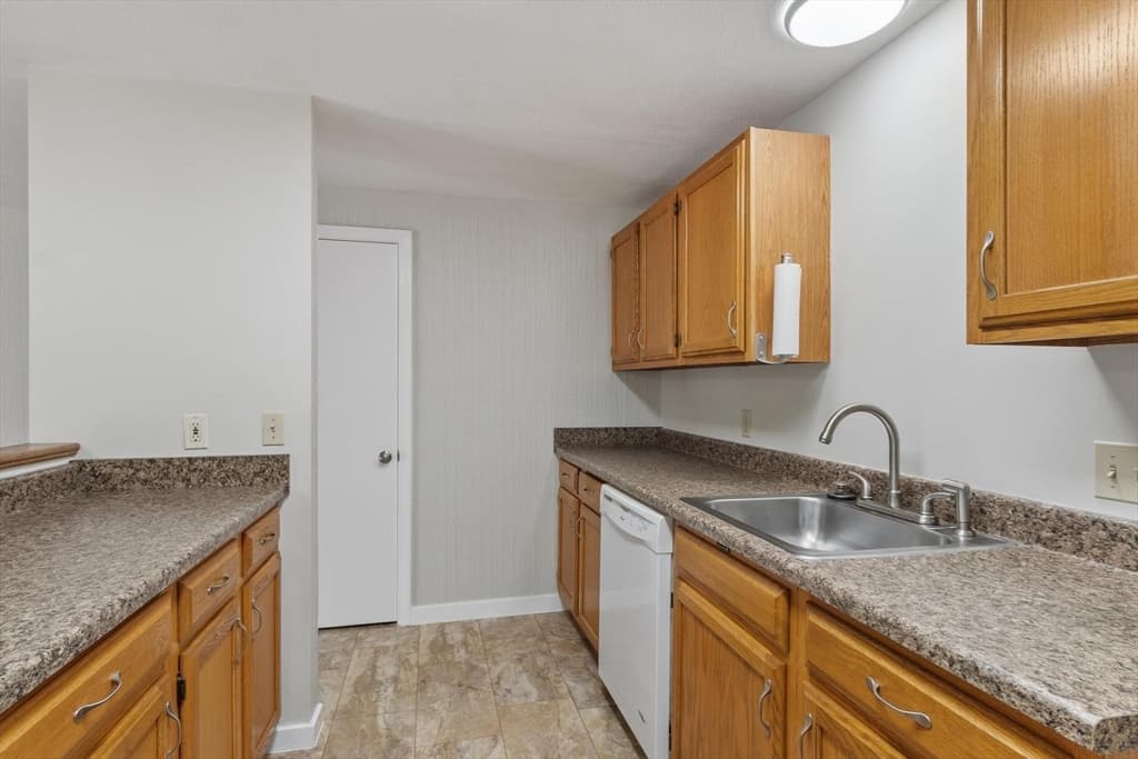 Condominium at 70 West Meadow Road Bldg 74 # 10, Haverhill MA 01832, Haverhill, photo 7 of 29