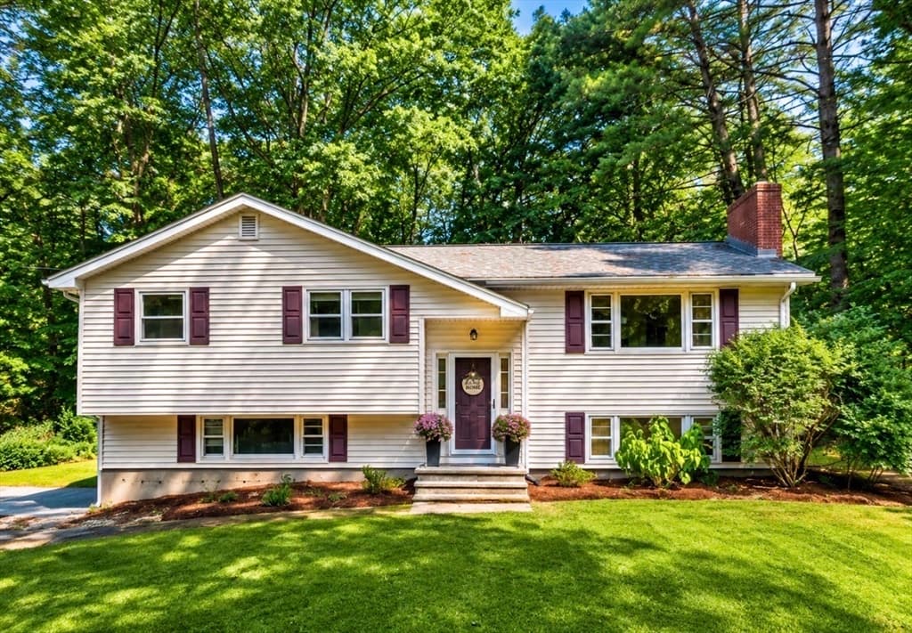 15 Carriage Dr, Chelmsford MA 01824