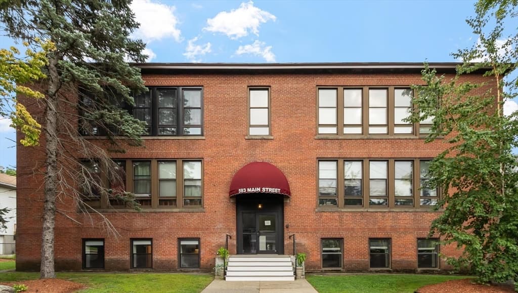 593 Main St, Leominster MA 01453