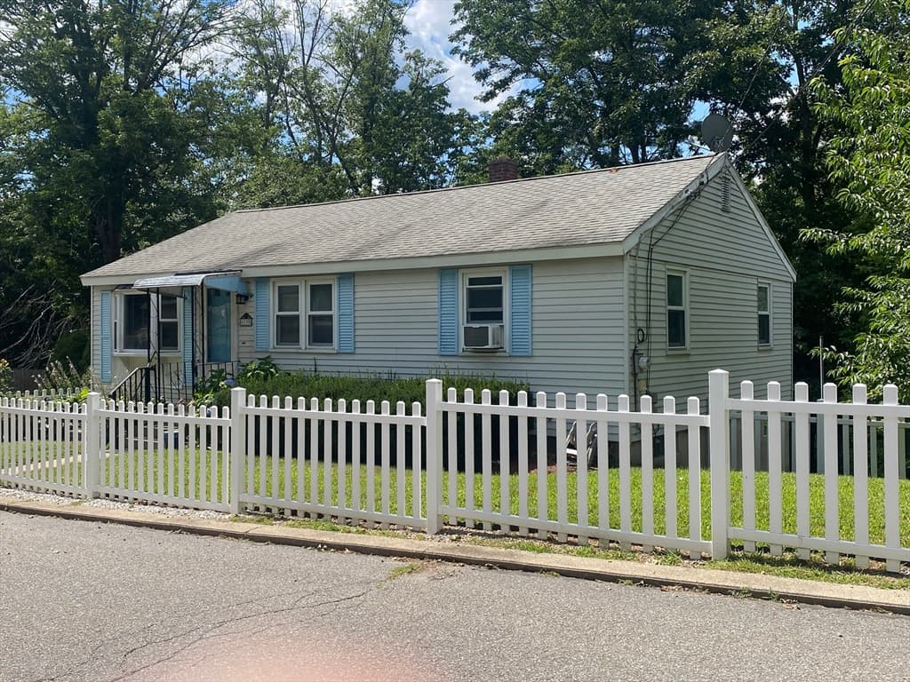 19 Blossom Street, Clinton MA 01510