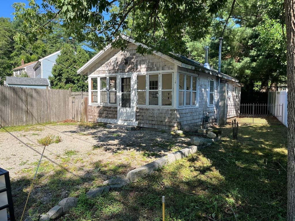 16 West St, Hanson MA 02341