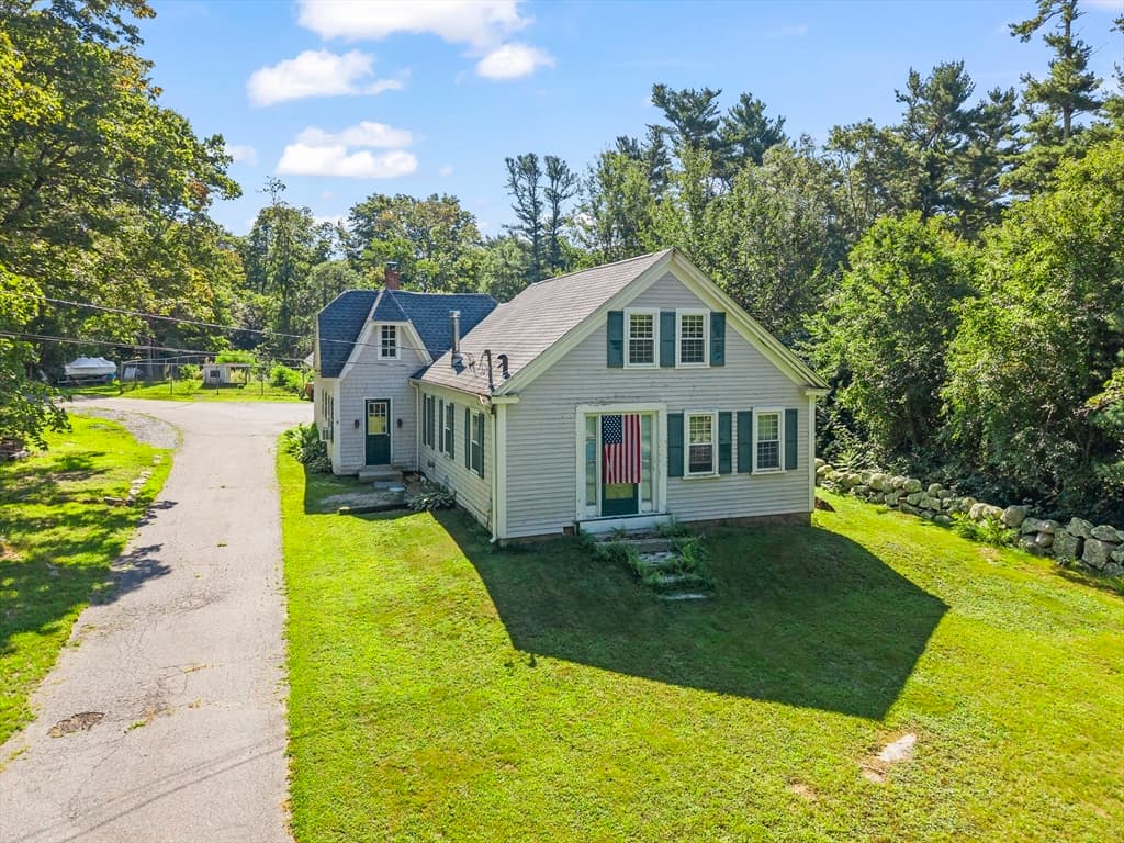 8 S Main St, Carver MA 02330